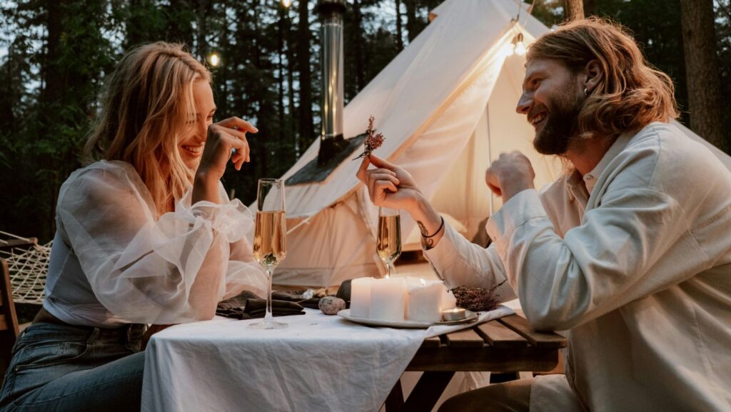 Salir a disfrutar de la naturaleza es una opción perfecta para que las parejas fortalezcan su conexión.