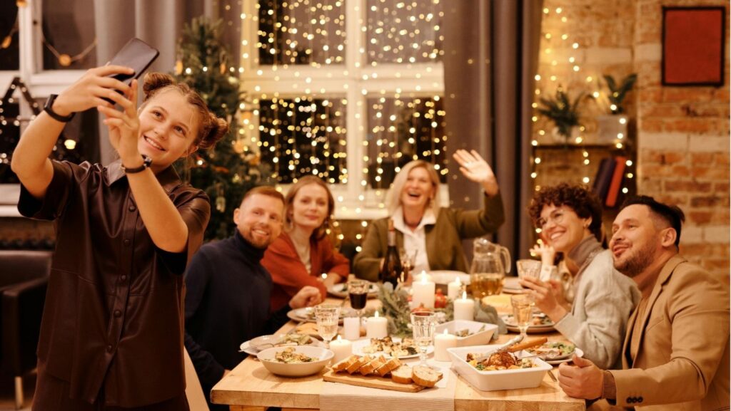 Ahorra en la cena de Nochebuena con una decoración creativa y económica para celebrar en familia.