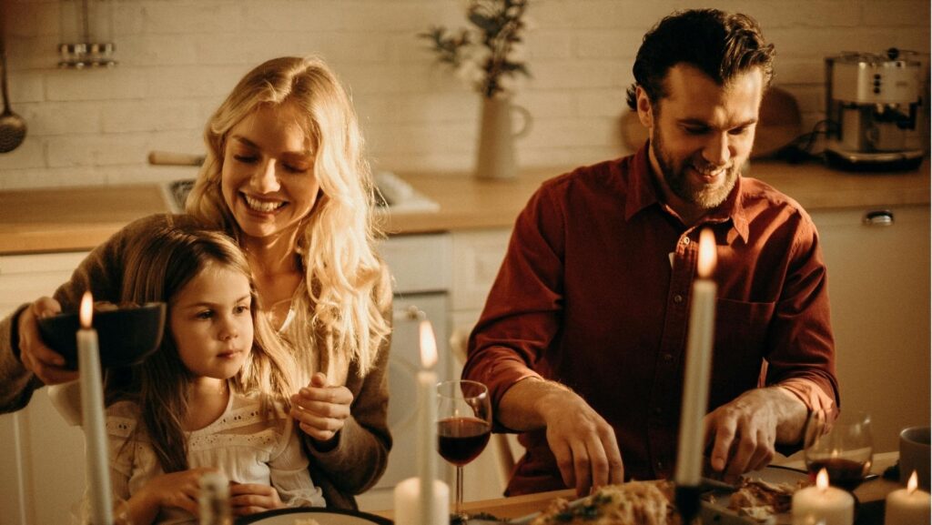 Ahorra en la cena de Nochebuena con una decoración creativa y económica para celebrar en familia.